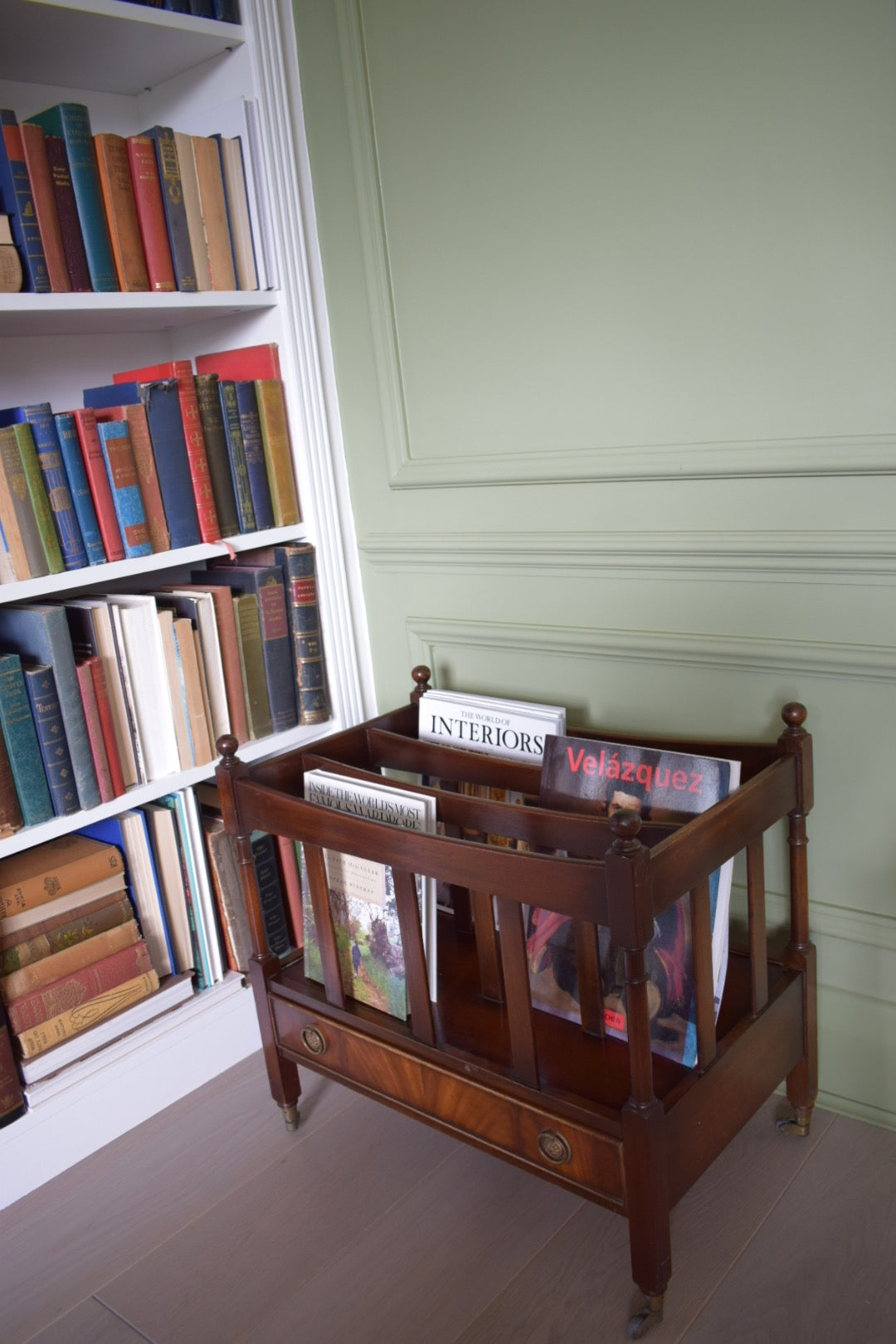 Stunning Bevan Funnell Mahogany Canterbury Magazine rack