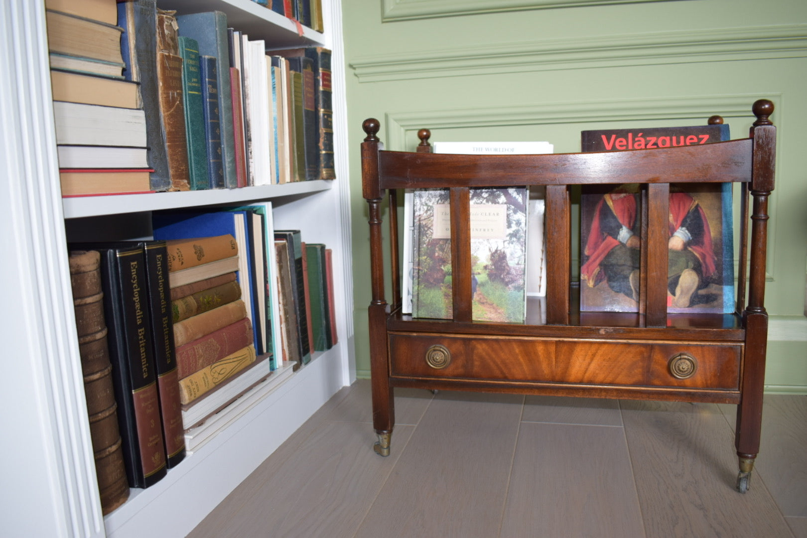 Stunning Bevan Funnell Mahogany Canterbury Magazine rack