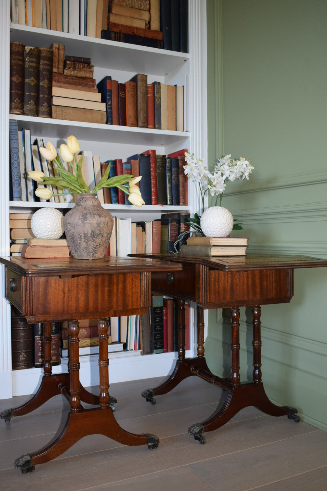 Stunning Pair Of Flamed Mahogany Bedside Or End Tables With Tan Leather Top