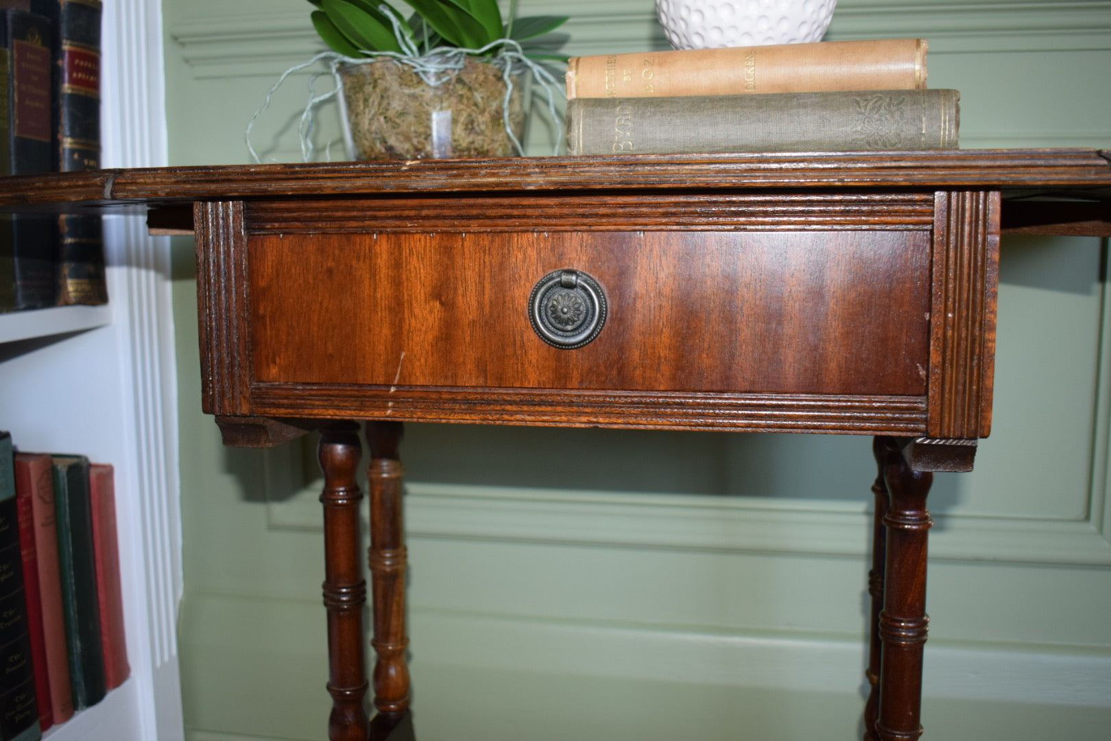 Stunning Pair Of Flamed Mahogany Bedside Or End Tables With Tan Leather Top