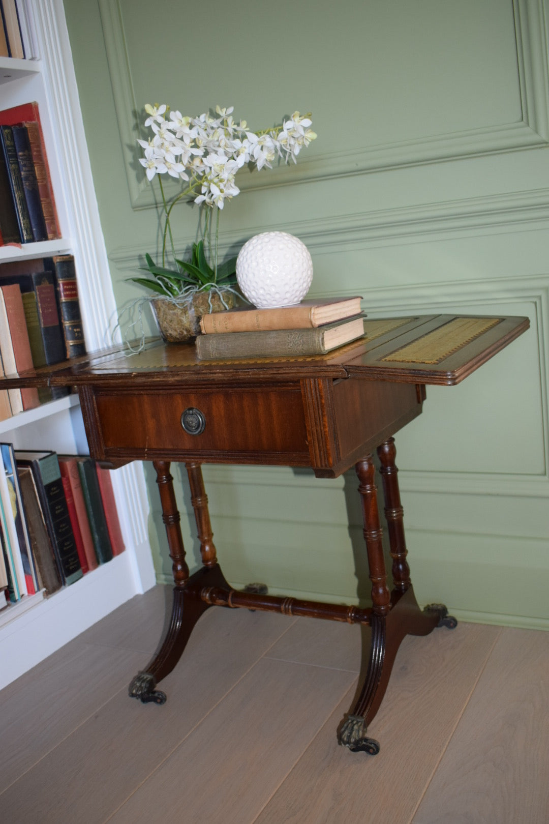 Stunning Pair Of Flamed Mahogany Bedside Or End Tables With Tan Leather Top