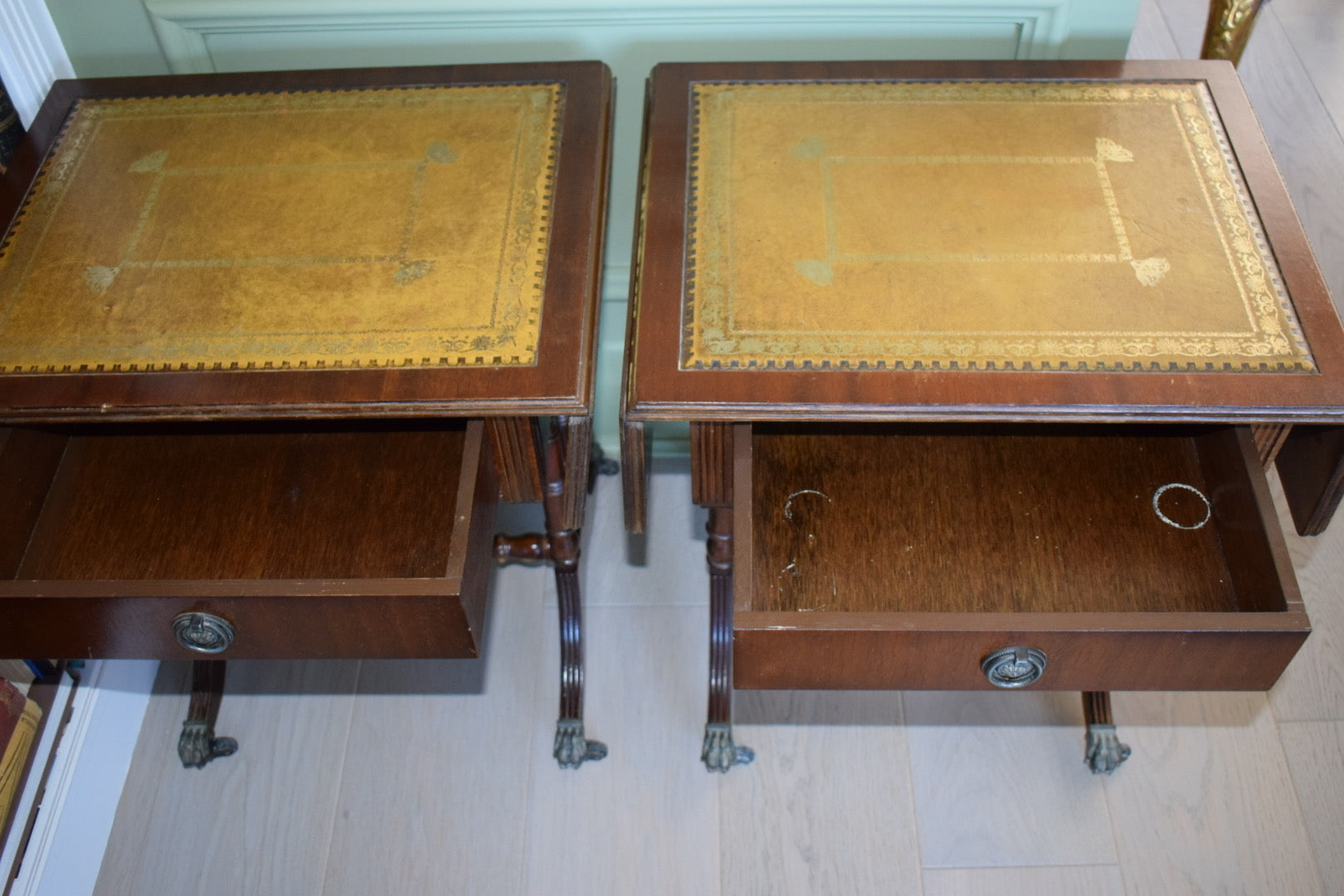 Stunning Pair Of Flamed Mahogany Bedside Or End Tables With Tan Leather Top