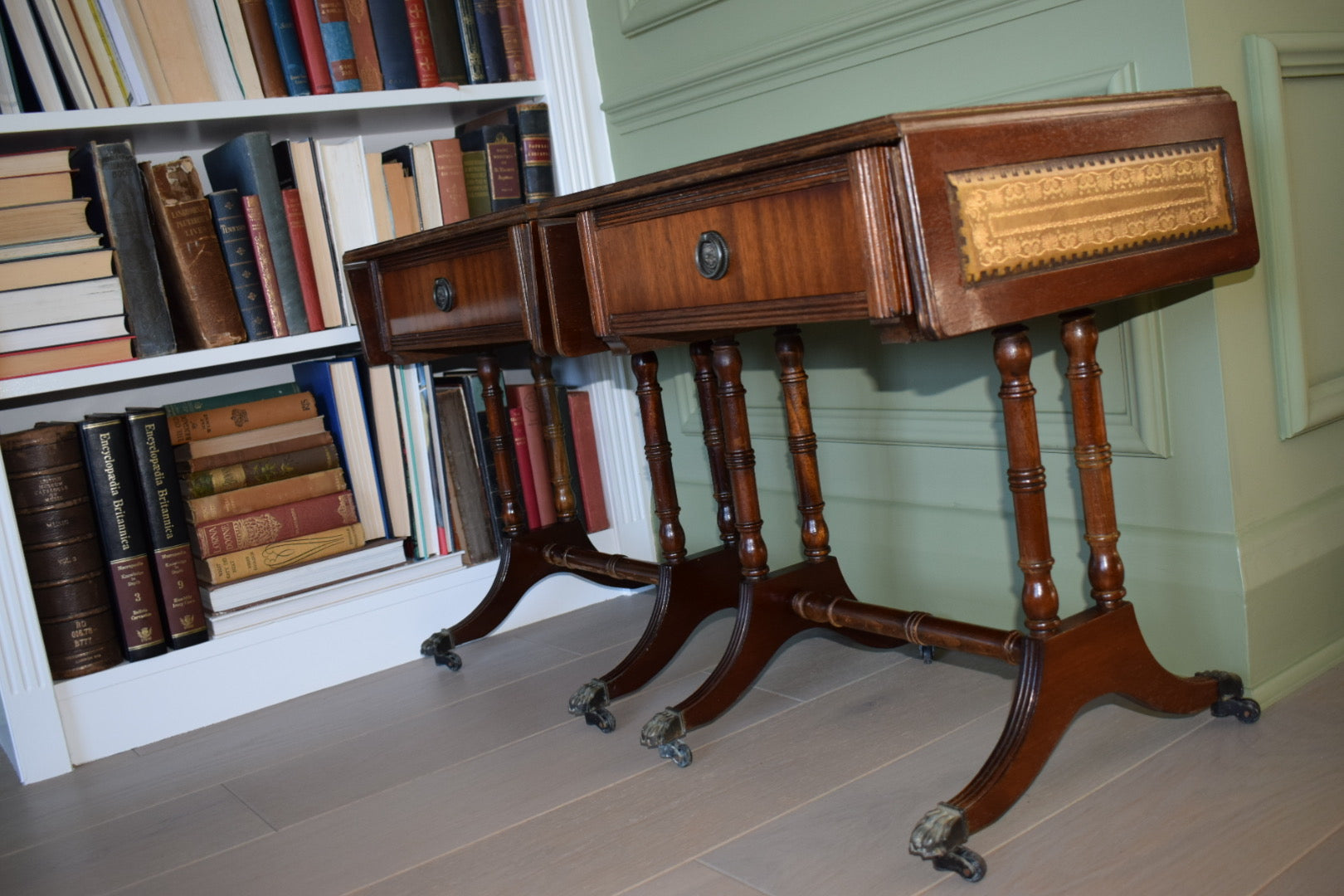 Stunning Pair Of Flamed Mahogany Bedside Or End Tables With Tan Leather Top