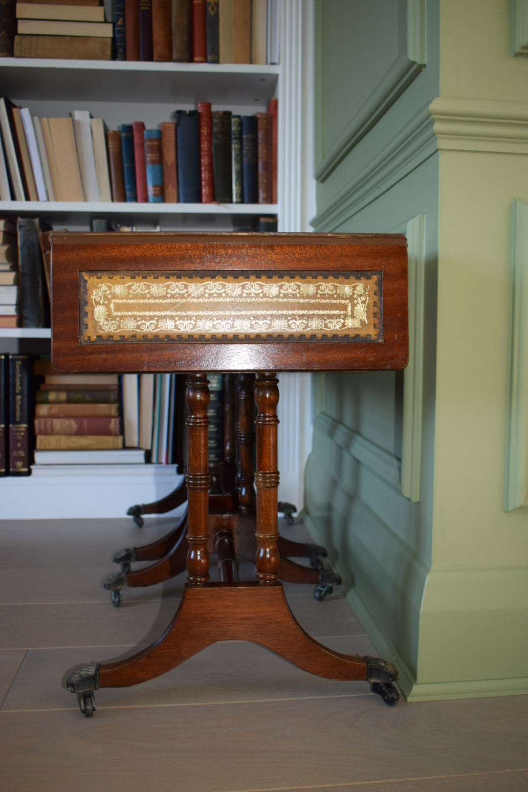 Stunning Pair Of Flamed Mahogany Bedside Or End Tables With Tan Leather Top