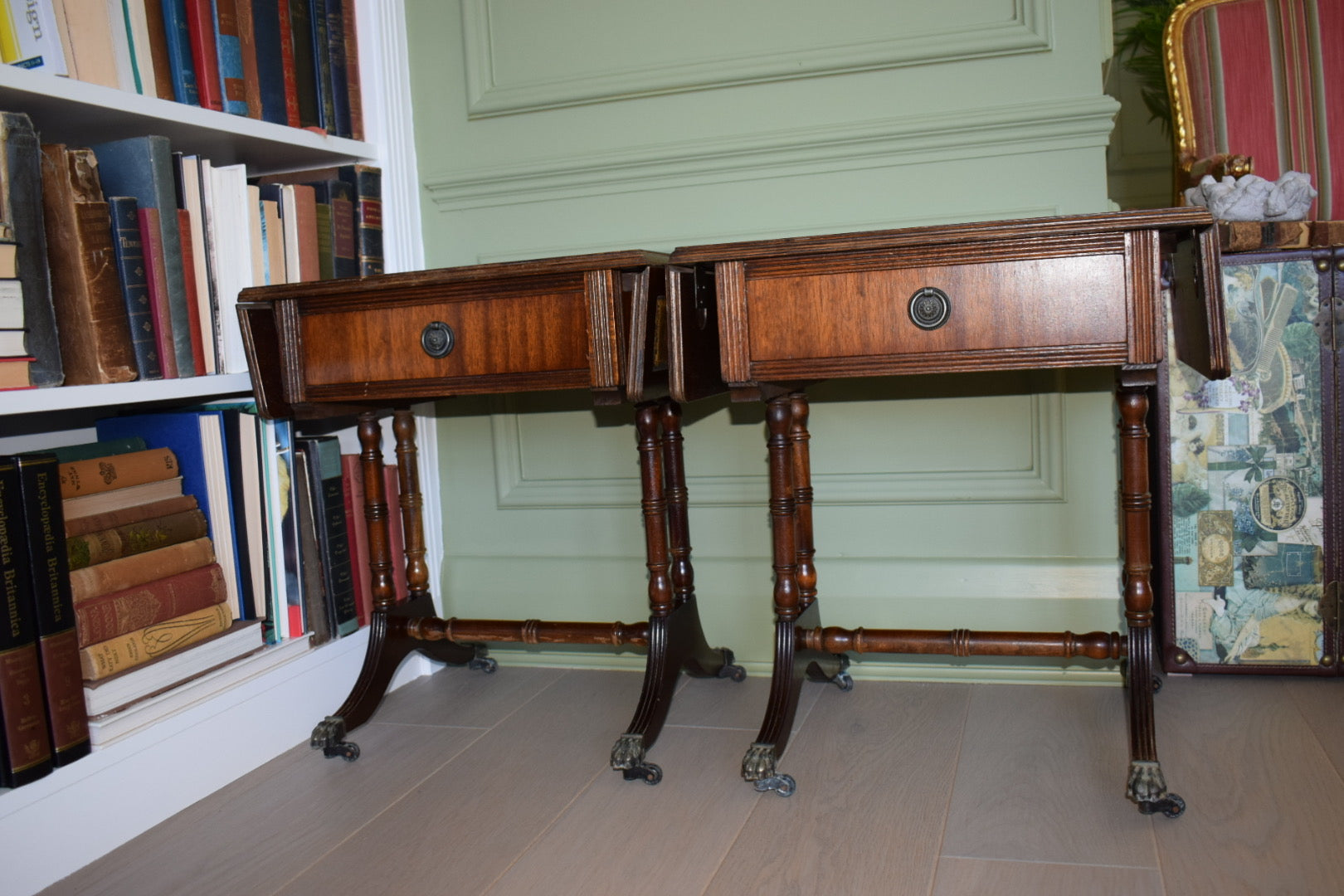 Stunning Pair Of Flamed Mahogany Bedside Or End Tables With Tan Leather Top